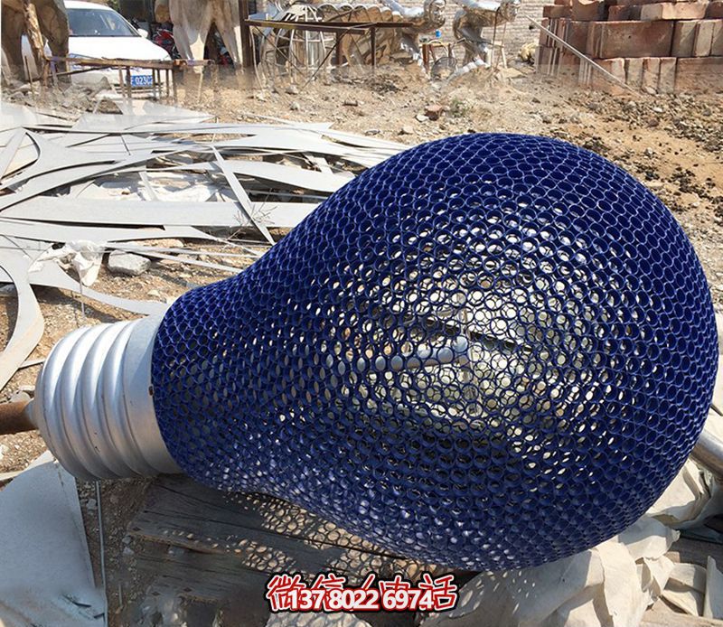 農(nóng)場大型不銹鋼鏤空藍(lán)色燈泡雕塑