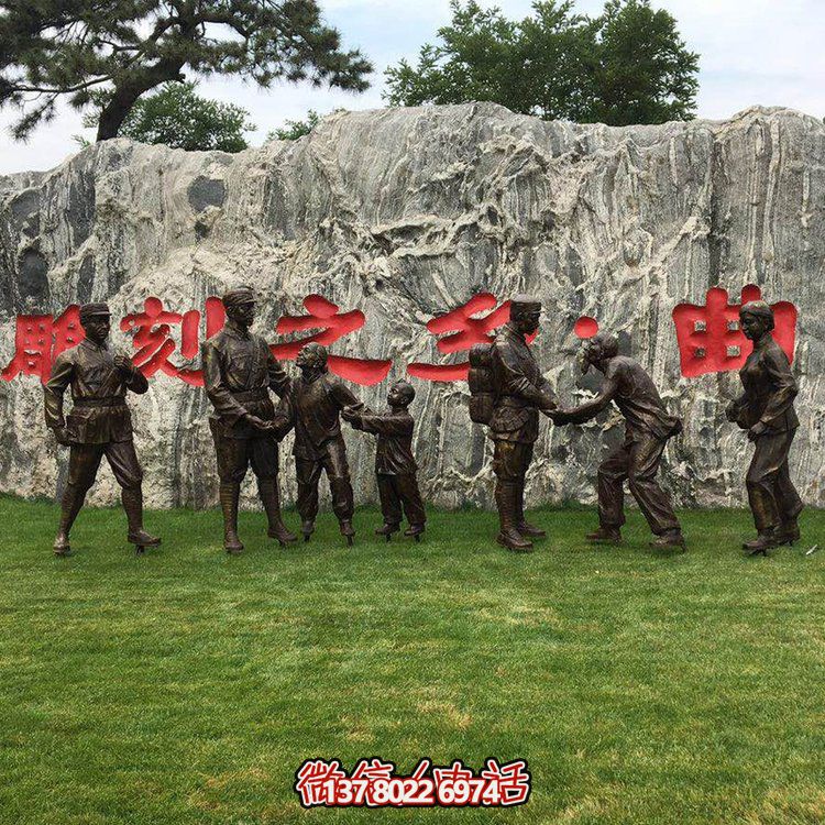 玻璃鋼仿銅人物，八路軍和鄉(xiāng)親握手的景觀擺件